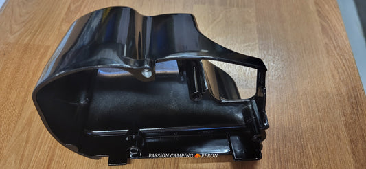 Cache côté droit avec passage pour le manche du store.
Modèle F45 s